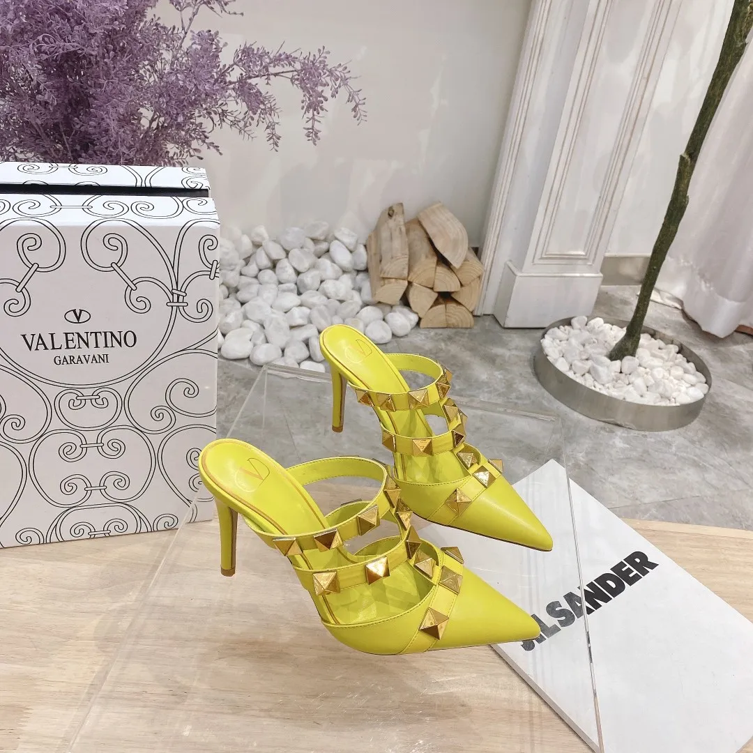 👟👟Ex-factory price 400👟👟 Genuine leather sole +40 (buckle style +10) Valentino Spring and summer new rivet shoes are new☑️ —————————————— The latest golden big rivet elements are full of high-end! Extremely fashionable Heel height: 9.5cm Upper: Matt sheepskin Lining: Sheepskin lining Outsole: Italian genuine leather outsole, rubber sole optional Color: Two styles with 8 colors available Code number: 34-41 (34 and 42 are custom-made and non-returnable) Buckle style: +10 Slippers style: